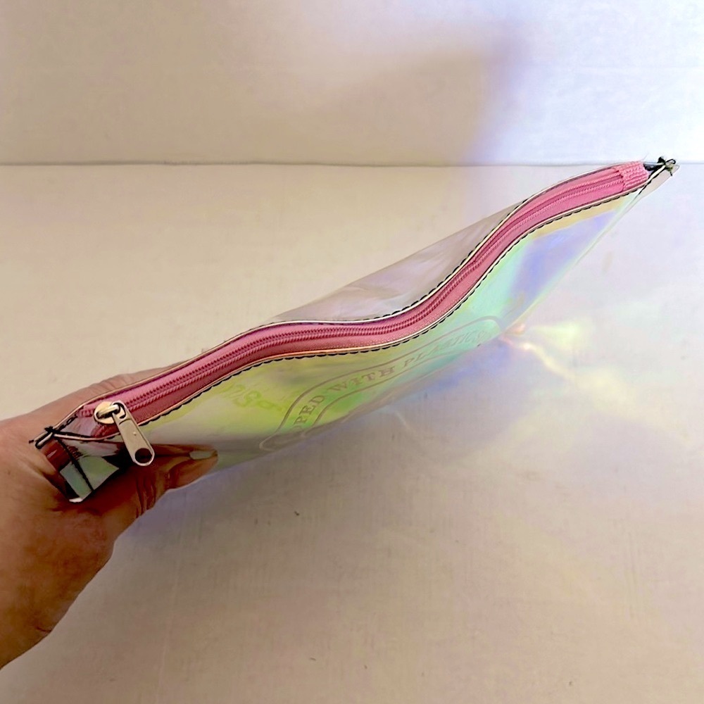 IT COSMETICS Iridescent Cosmetic Bag - Picture 2 of 5